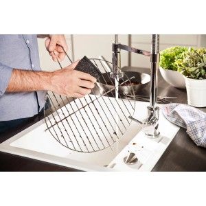 Vileda Glitzi Power Inox Reinigungsschwamm im Einsatz zum Reinigen eines Grillrosts.