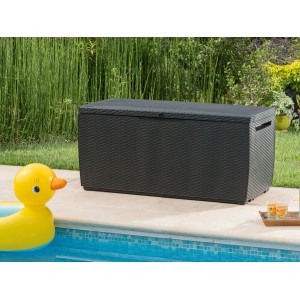 Keter Aufbewahrungsbox Capri 305 l in Rattanoptik, neben Pool mit gelber Ente.