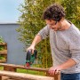 Mann sägt Holz mit Bosch Akku-Stichsäge UniversalSaw 18V-100. Stichsäge für Holz-, Kunststoff- und Metallarbeiten.