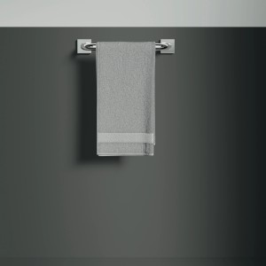 Ideal Standard Wannengriff IOM Cube Chrom mit Handtuch an grauer Wand.