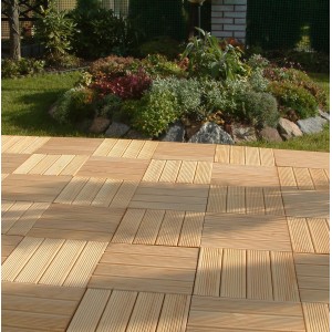 Verlegte, naturfarbene Klickfliesen aus Holz (4 Stk.) im Garten. Holzfliesen mit UV-Lasur.