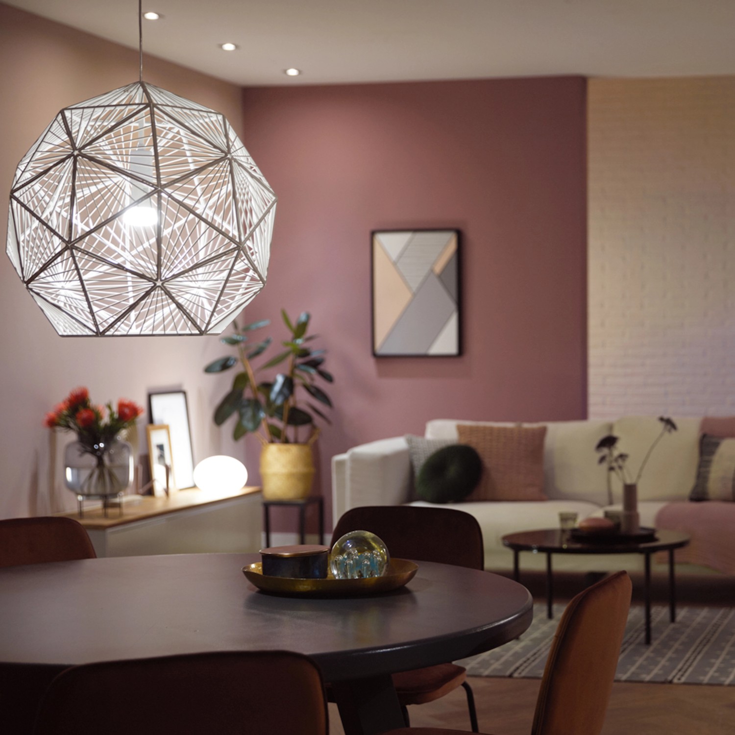 Philips Hue Starter-Set mit 3 E27 Leuchtmitteln, Dimmschalter und Hue Bridge in Wohnraum.