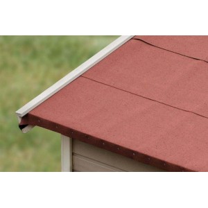 Detailaufnahme: Rote, selbstklebende Karibu Dachbahn auf einem Gartenhaus.