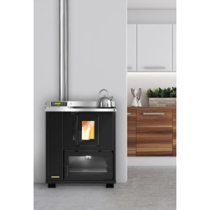 Schwarzer Blaze Pellet-Küchenherd Devon (8 kW) mit Kochplatte, Backrohr und Kessel auf der Herdplatte.