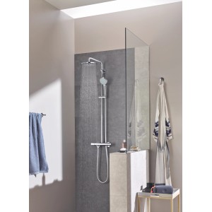 Grohe Euphoria Duschsystem XXL 210 mit Thermostatbatterie in Chrom im modernen Badezimmer.