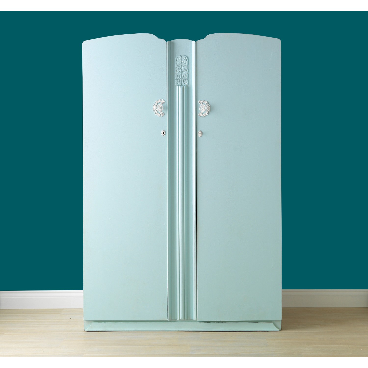 Schrank mit Rust-Oleum Kreidefarbe Eukalyptus matt gestrichen.