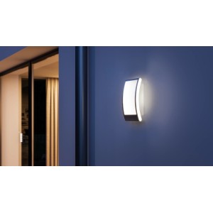 Anthrazitfarbene Steinel Außenleuchte L 22 mit Edelstahlblende an Hauswand.