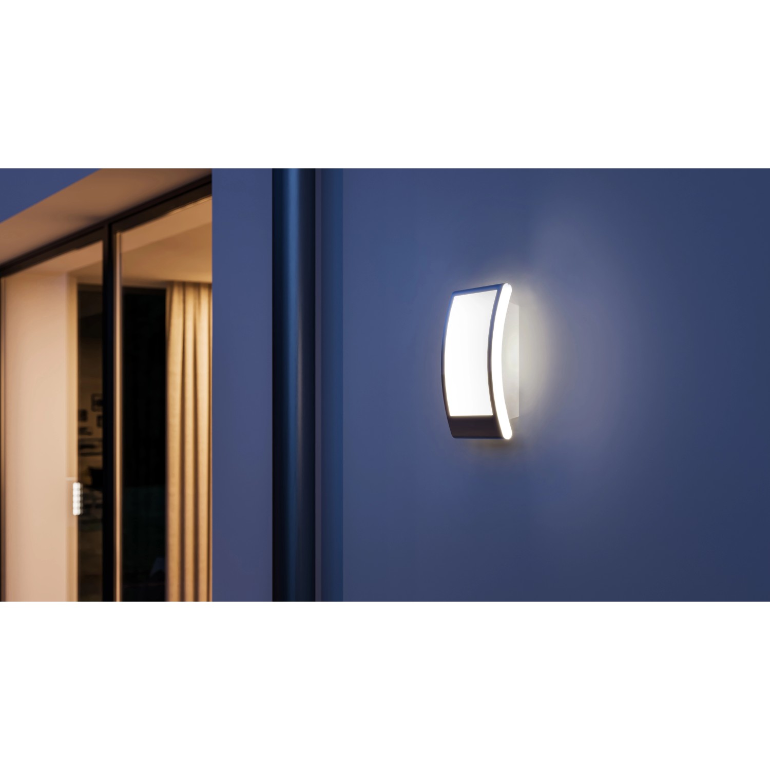 Anthrazitfarbene Steinel Außenleuchte L 22 mit Edelstahlblende an Hauswand.