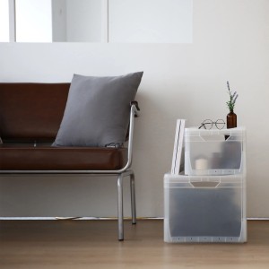 Gestapelte graue Eurobox-System Boxen (60x40x32 cm) Vollwand als Aufbewahrungsboxen im Wohnraum.