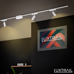Brilo LED Spot Luxtrail, schwenkbar, warmweiß, weiß, montiert an einem Schienensystem.