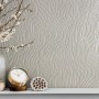 Beige Vliestapete mit modernem Streifenmuster von Marburg, geeignet für Wohn- und Schlafzimmer.