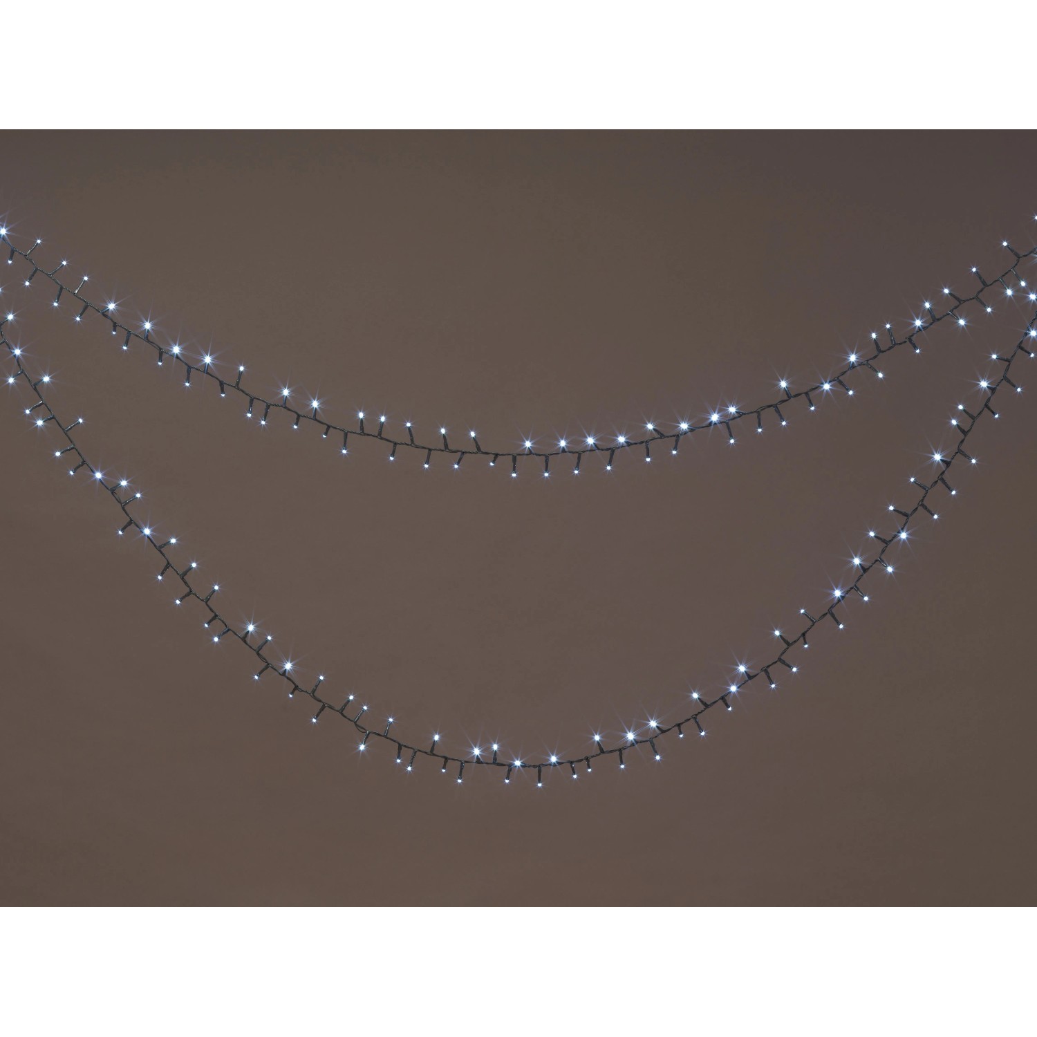 OBI Außen Lichterkette mit 700 kaltweißen LEDs, dekorativ für Garten und Terrasse. Lange LED-Lichterkette.