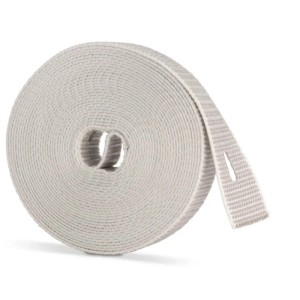 Aufgerollter grauer 6m Rollladengurt, 20mm breit, mit vorgestanztem Montageloch. Ideal für Rollladensteuerung.