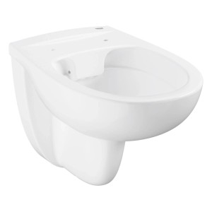 Weißes, wandhängendes Grohe Bau Keramik WC mit randlosem Design für einfache Reinigung.