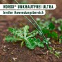 Anwendung von Compo Vorox Unkrautfrei Ultra auf Unkraut im Garten.