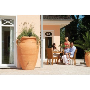 Garantia Regenwasser-Amphore Antik 360 l Terracotta mit Bepflanzung und Familie im Garten.
