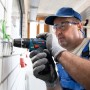 Bosch Professional Akku-Schlagbohrschrauber GSB 12V-15 im Einsatz beim Bohren in eine Wand.