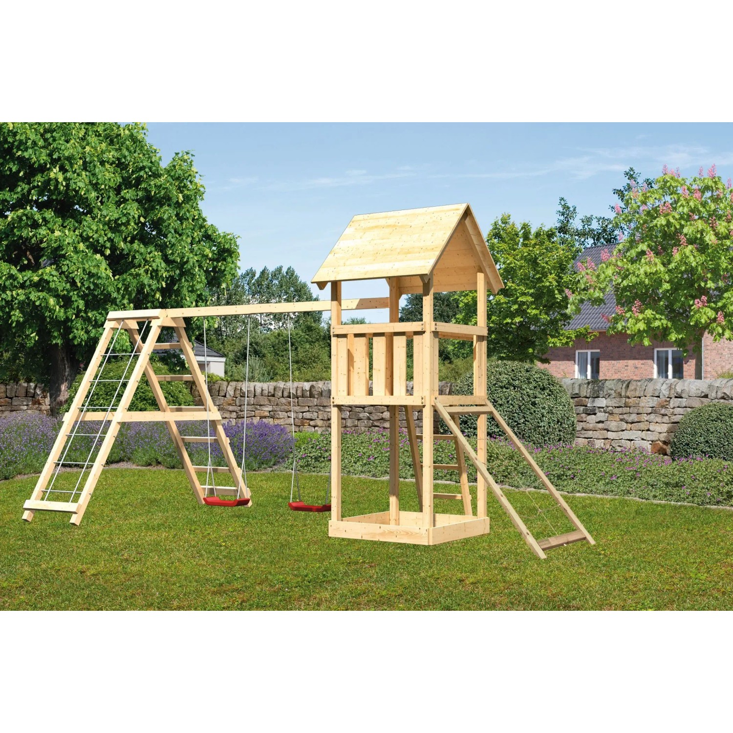 Karibu Spielturm Lotti mit Doppelschaukel, Klettergerüst und Netzrampe im Garten.