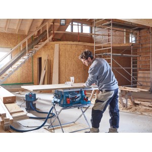 Bosch Professional Untergestell GTA 560 mit Tischkreissäge GTS 635 im Einsatz.