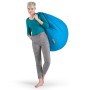 Frau mit blauem Sitting Point Sitzsack Easy (220 l) über der Schulter.