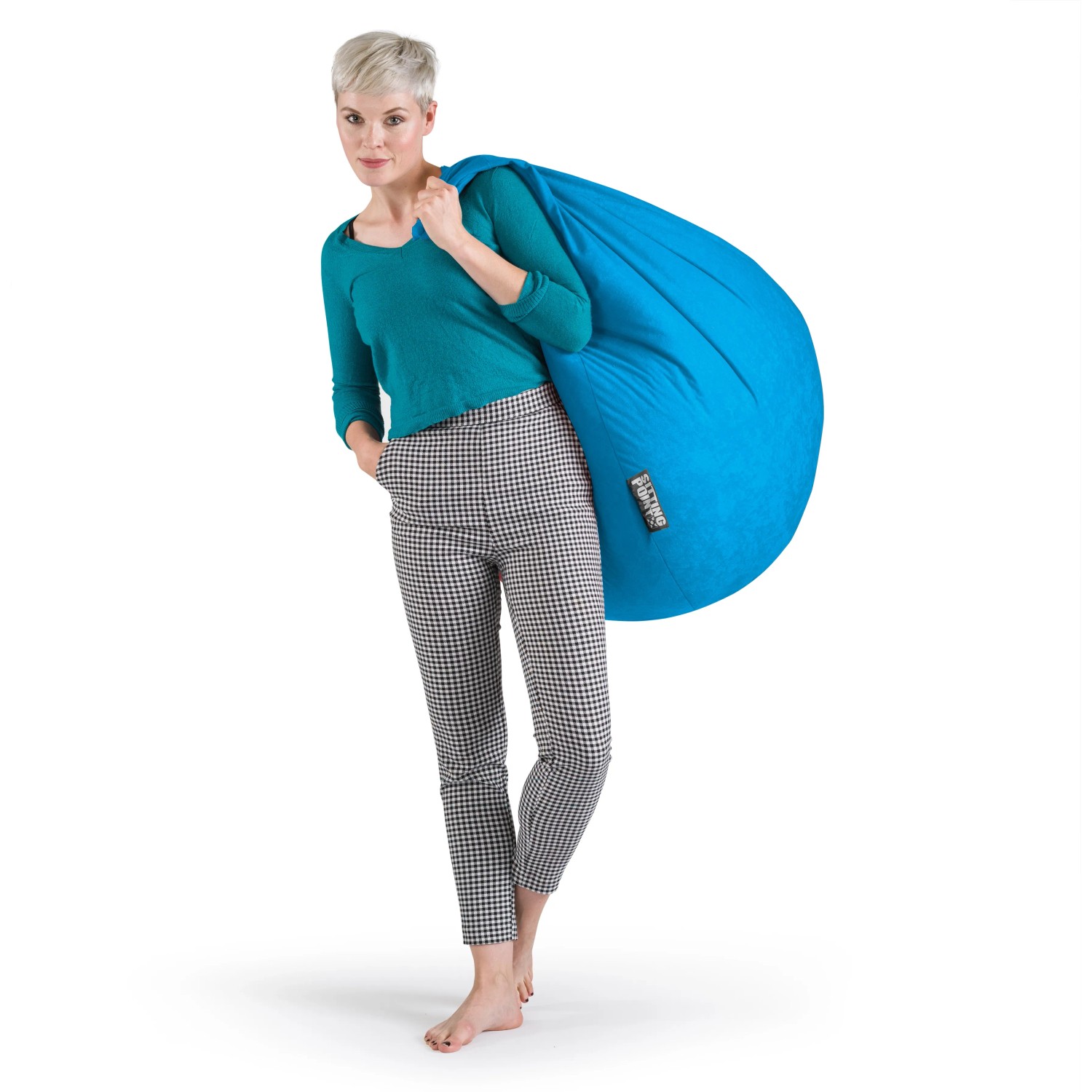 Frau mit blauem Sitting Point Sitzsack Easy (220 l) über der Schulter.