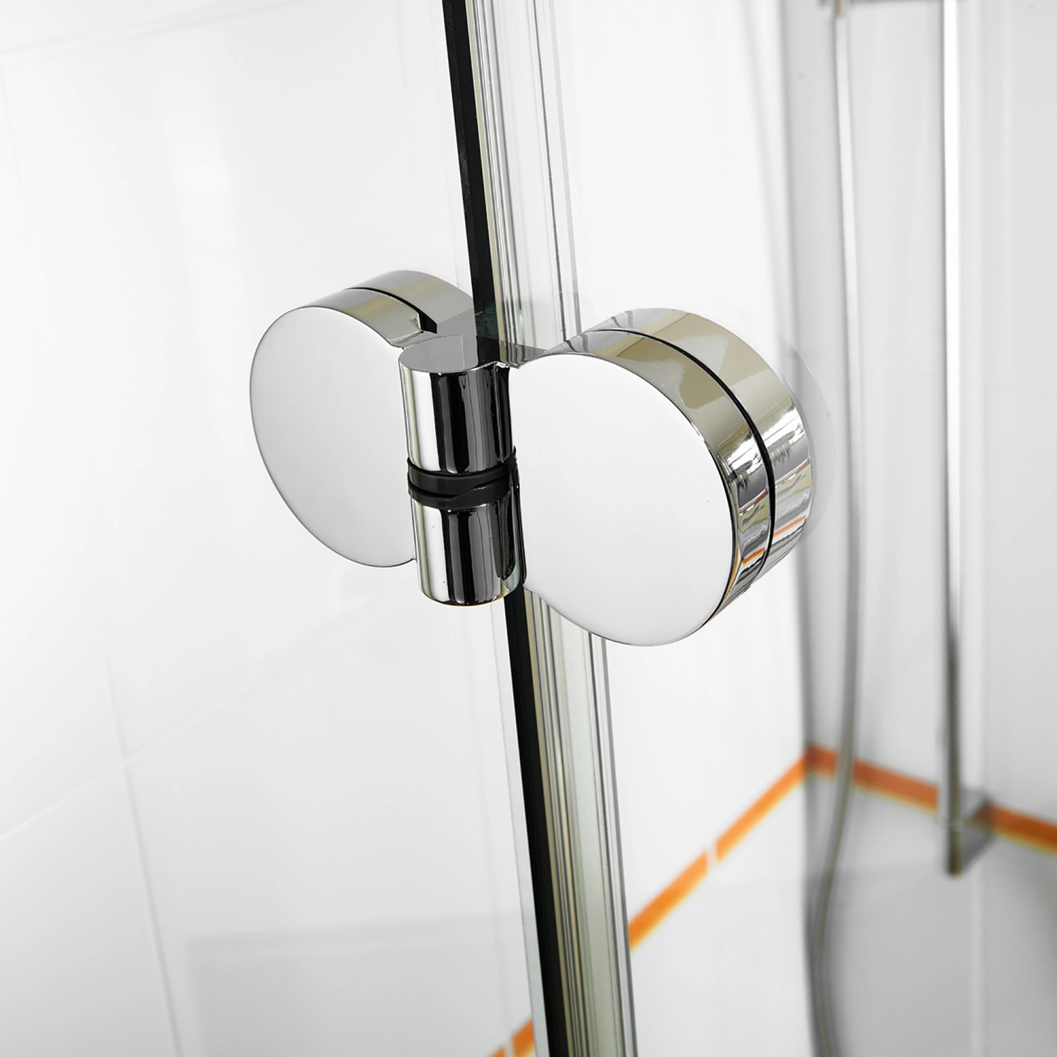 Detailaufnahme: Breuer Elana Komfort Drehfalttür, Chrom-Scharnier an Klarglas Duschabtrennung.