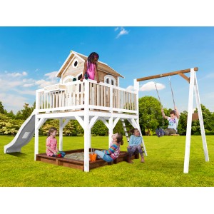 Axi Liam Spielhaus mit Schaukel und Rutsche in Braun-Weiß, mit spielenden Kindern im Garten.