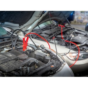 Zwei Autos mit Starthilfekabel 16 mm² verbunden, zur Überbrückung der Batterie.