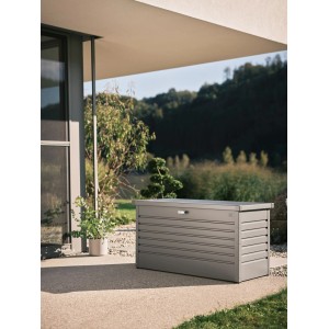 Biohort FreizeitBox 130 Quarzgrau-Metallic auf Terrasse. Robuste Metall-Universalbox für Gartenutensilien, Kissen.