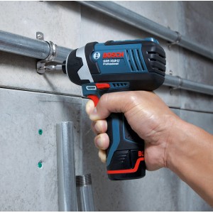 Bosch Professional Akku-Schlagschrauber GDR 12V-105 beim Schrauben in Metall.