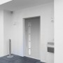Graue Sicherheits-Haustür ThermoSpace Prime Paris RC2 mit Edelstahlgriff und Glaseinsatz.