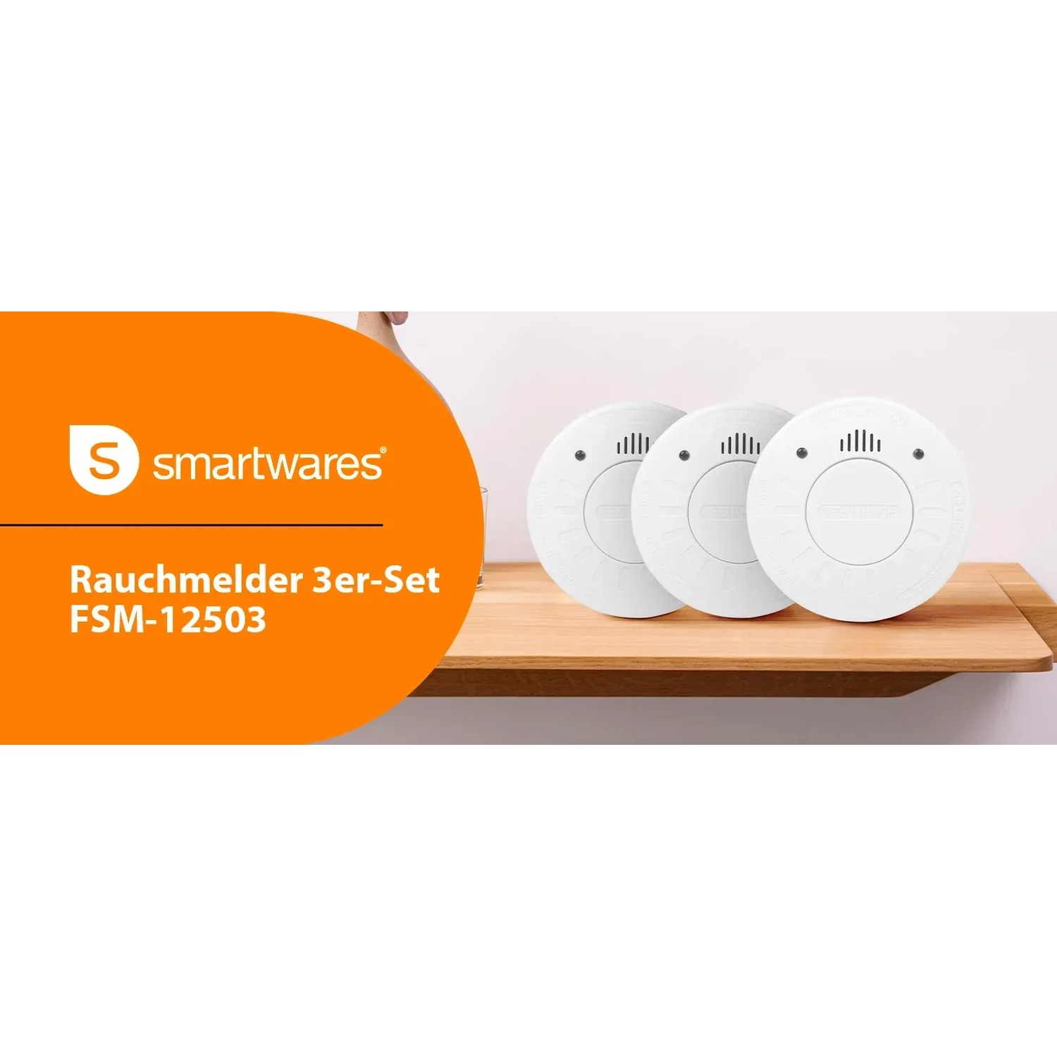 Smartwares Rauchmelder 3er-Set RM520/3: Drei weiße Rauchmelder auf einem Holzregal.