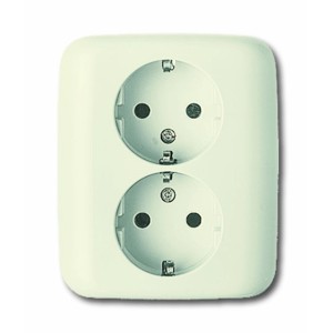 Weiße Busch-Jaeger Doppelsteckdose Duro 2000 SI für Unterputzmontage.