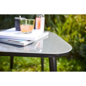 Detailansicht Tisch mit Glasplatte des Balkonmöbel-Sets Aliceville.