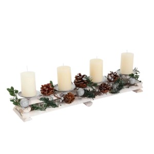 Adventsgesteck mit vier Kerzen, silbernen Kugeln und Tannenzapfen als Weihnachtsdekoration.