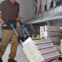 Mann transportiert Kartons mit der klappbaren wolfcraft Sackkarre TS 1500.