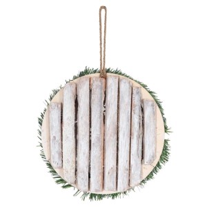 Rustikaler Türkranz aus Holz mit Aufhängeschnur, winterliche Weihnachtsdekoration.