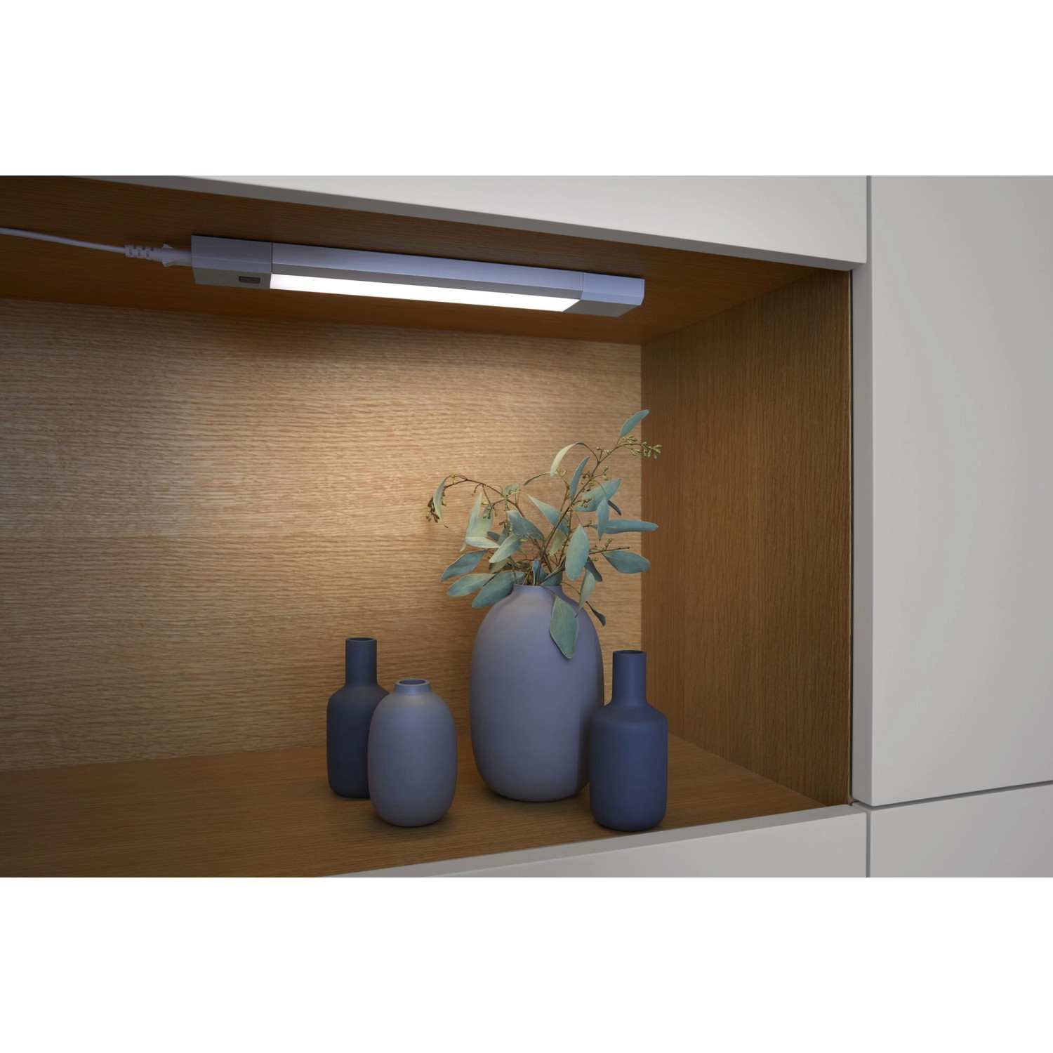 Ledvance LED-Unterbauleuchte Cabinet Slim 50 cm, montiert unter einem Regal.