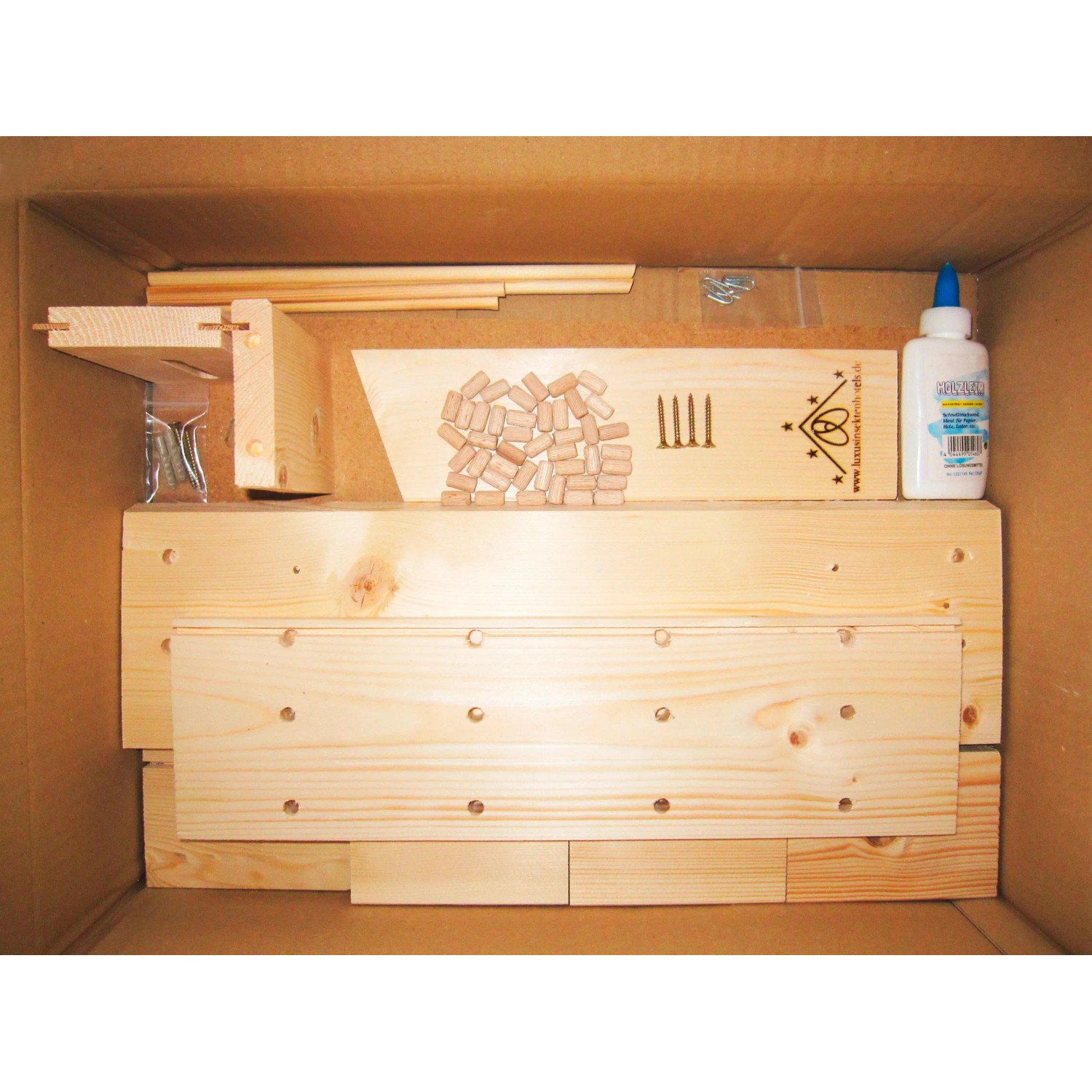 Bausatz für ein Dobar Insektenhotel Landhaus Komfort mit Holzteilen, Dübeln, Schrauben und Leim.