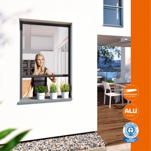 Windhager Fliegengitter-Fensterrollo Plus, anthrazit, 100x160cm, mit Frau am Fenster.