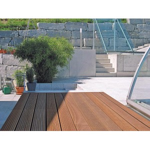 Terrassendielen Bangkirai, braunes Hartholz für den Terrassenbau, FSC® zertifiziert.