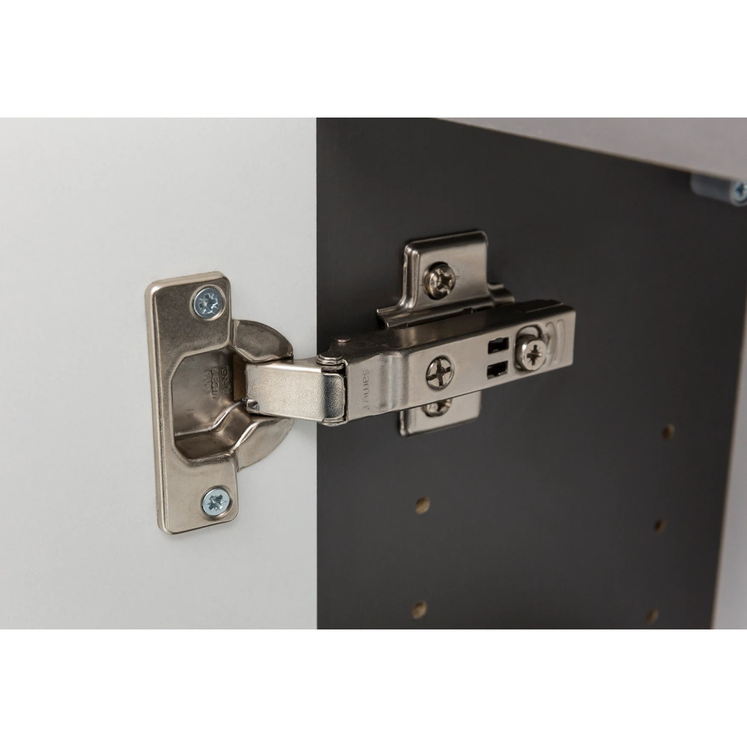 Detailaufnahme: Scharnier des Held Möbel 3D-Spiegelschranks Bari 80 cm in Wotaneiche.