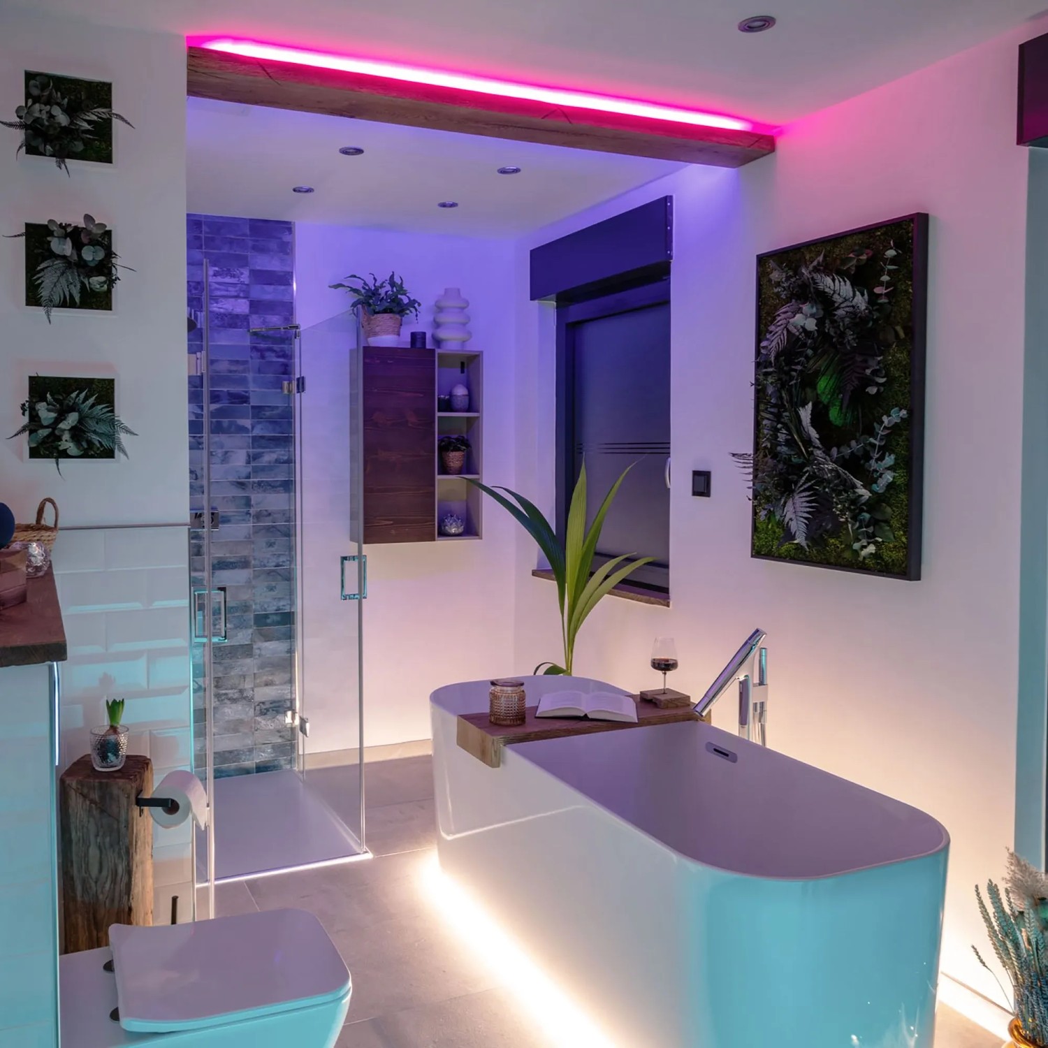 Modernes Bad mit Brilo LED-Strip RGB (10m) für stimmungsvolle Beleuchtung.