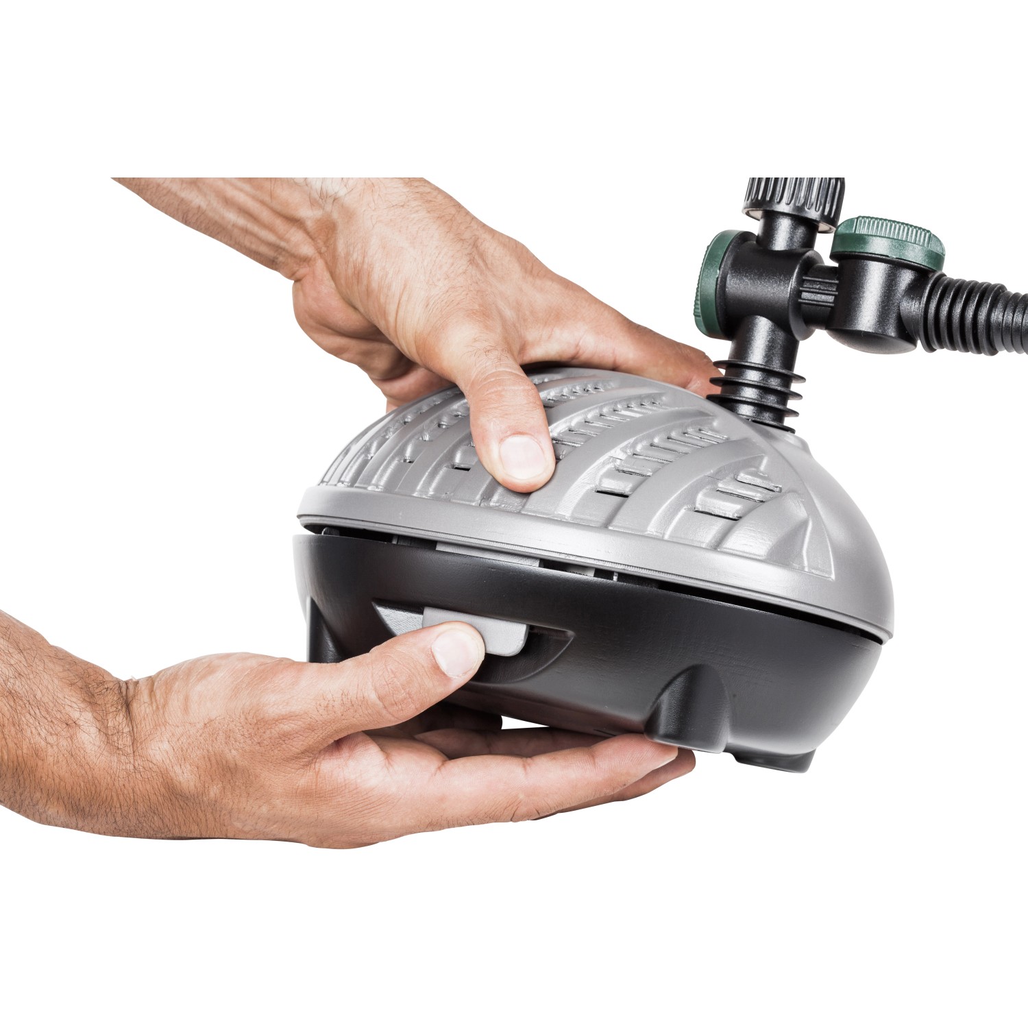 Heissner Aqua Jet Eco 1500 Teichpumpen-Set in Aktion, mit Hand gezeigt.