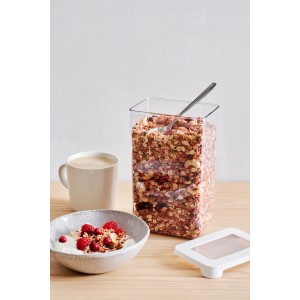 Transparenter SmartStore Trockenvorratsbehälter Vision 1,6 l mit Müsli und Löffel, daneben Schale und Tasse.