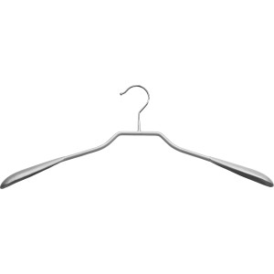 Silberner Kleiderbügel aus Metall mit Schulterauflagen für Blusen und Hemden.