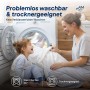 Lachende Mutter und Kind waschen Jersey Spannbettlaken. Pflegeleicht, waschbar und trocknergeeignet für Boxspringbetten.
