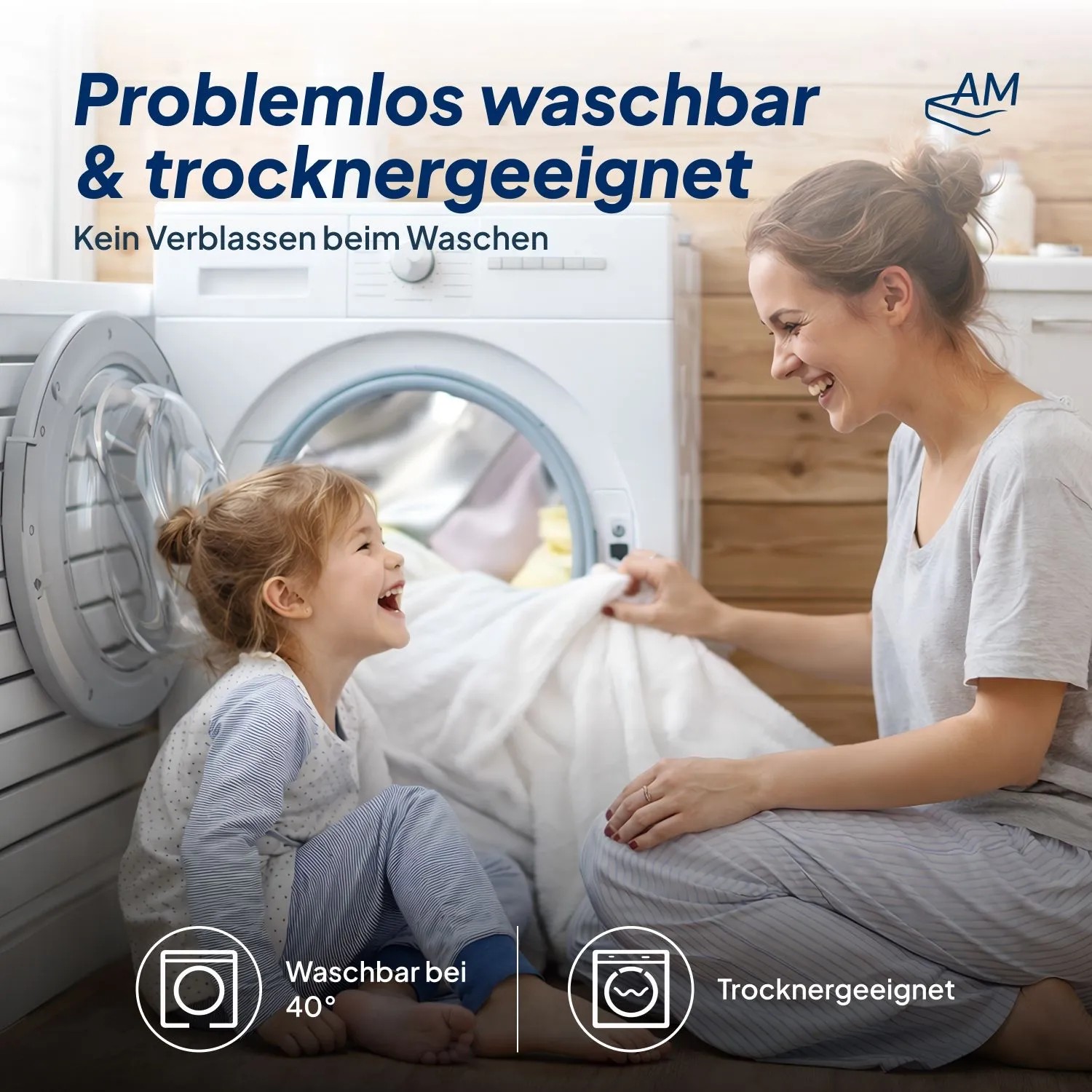 Lachende Mutter und Kind waschen Jersey Spannbettlaken. Pflegeleicht, waschbar und trocknergeeignet für Boxspringbetten.