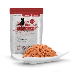 Catz Finefood Senior Huhn Katzen-Nassfutter, 85g Packung mit Futterportion auf einem Teller.