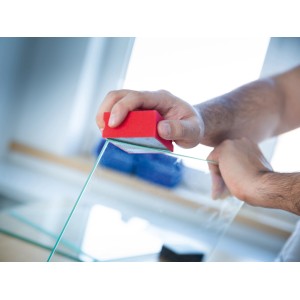 LUX Diamant Schleifpad (200er Körnung) im Einsatz zum Schleifen einer Glasplatte.